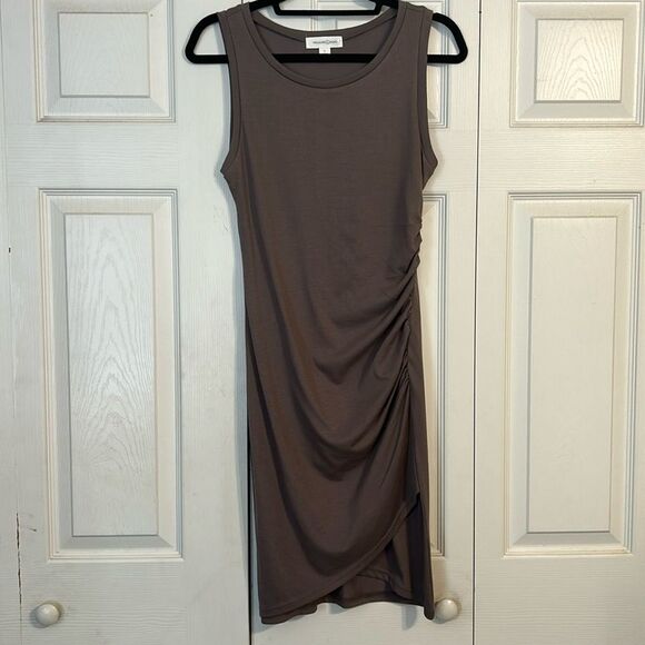 TREASURE & BOND Size Small Taupe Ruched Sleeveless Crossover Hem Sheath Mini - Picture 1 of 7
